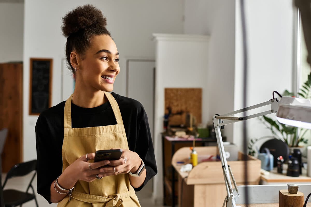 SMS vs WhatsApp: qual è il canale migliore per la Sua attività?